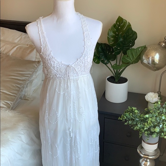 Beautiful White Lace Beach Dress w Crochet Top - Picture 3 of 9